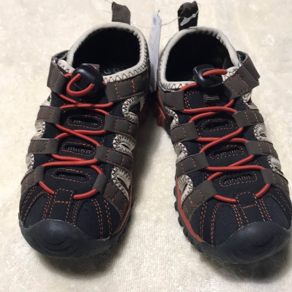 Extremely light and comfortable tennis shoes!!!